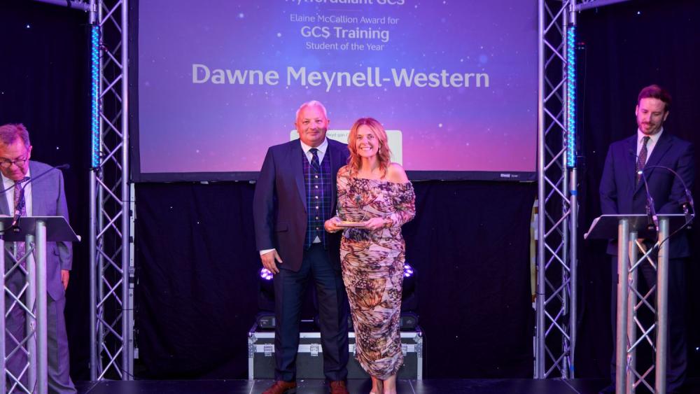 Myfyriwr Tai o Goleg Gŵyr Abertawe yn ennill teitl Dysgwr y Flwyddyn DU CIH